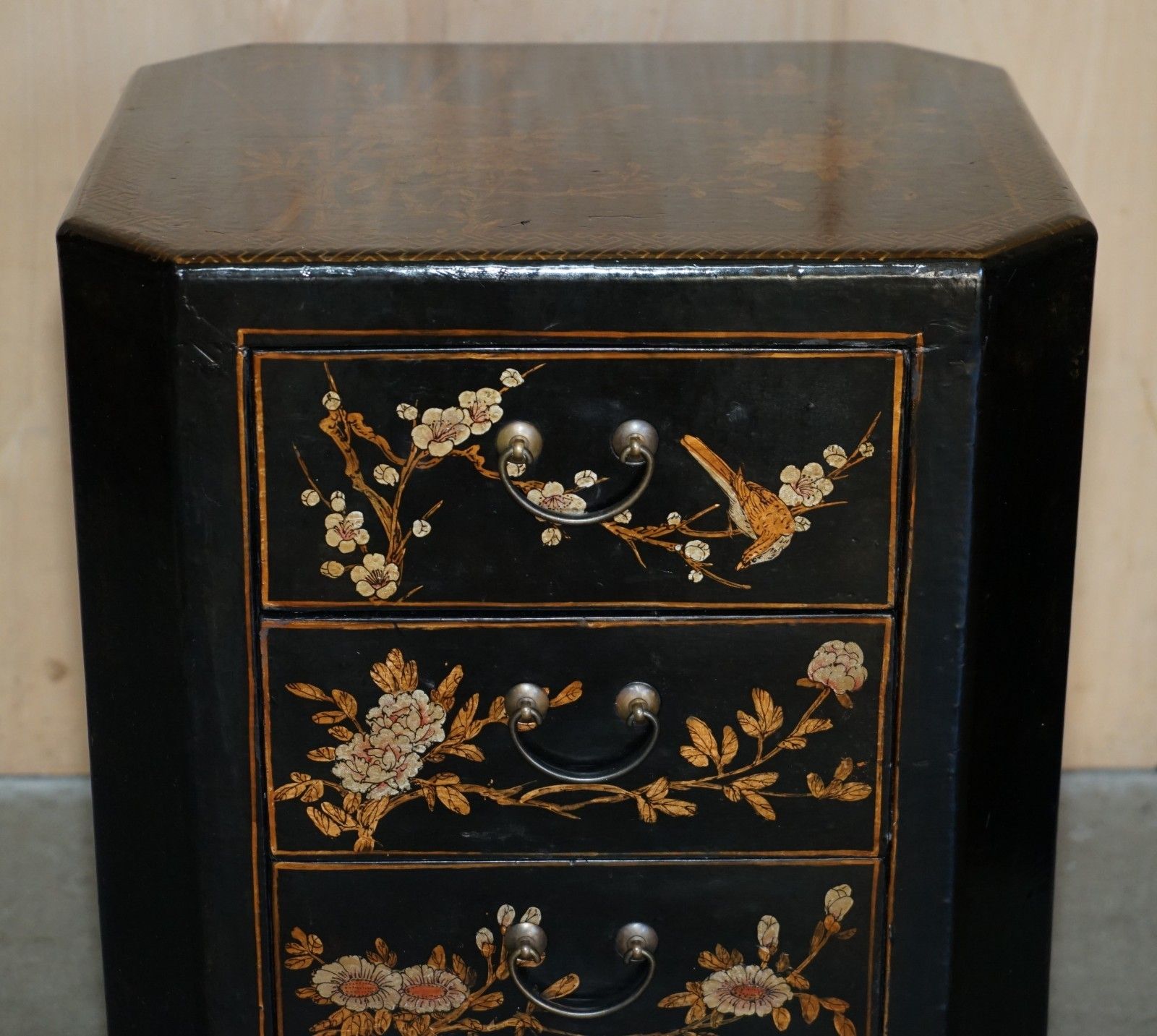 Pair Of Antique Cir 1920 Chinese Chinoiserie Lacquered & Gilt Nightstand Tables photo 1450.0