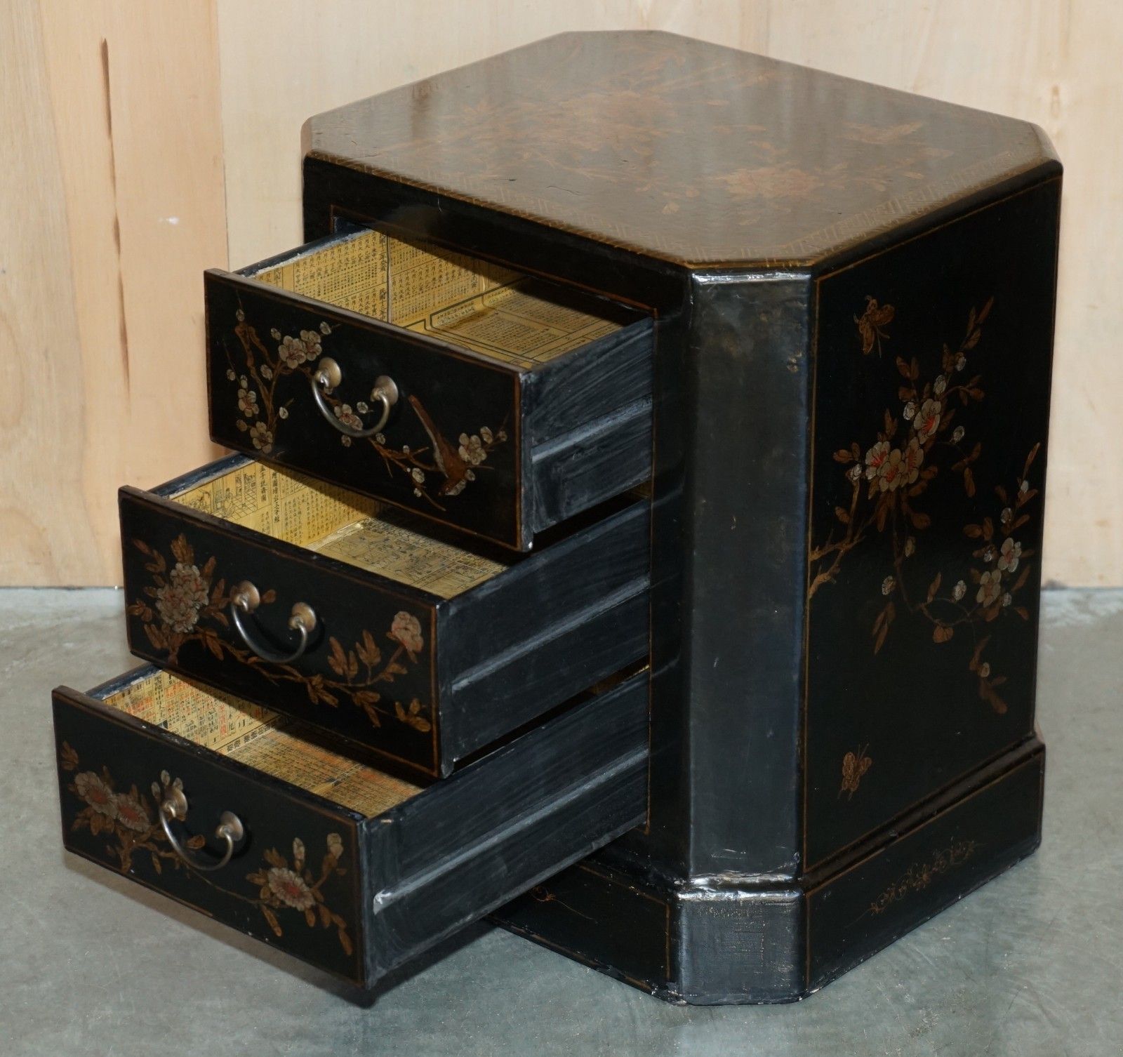 photo buy Pair Of Antique Cir 1920 Chinese Chinoiserie Lacquered & Gilt Nightstand Tables