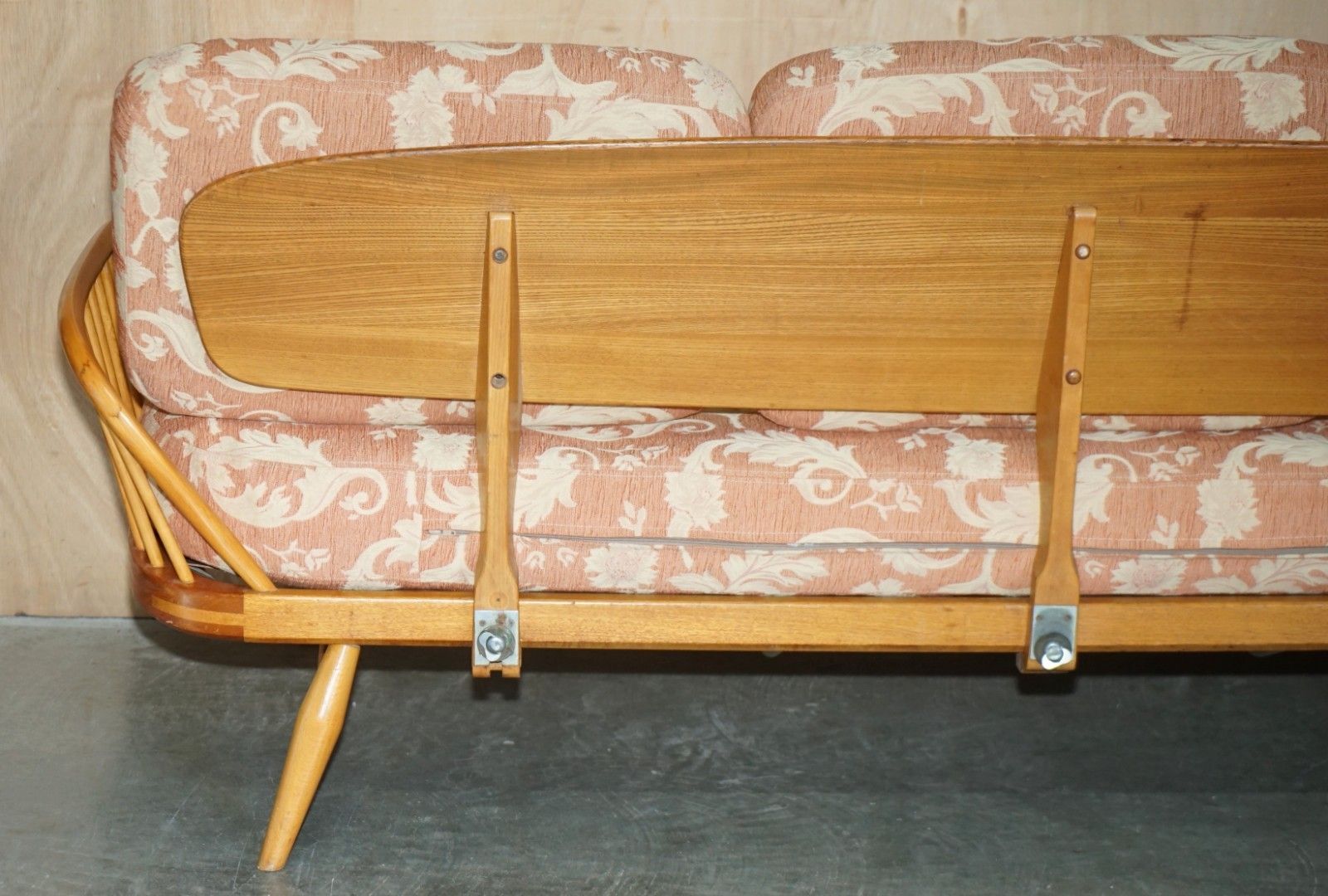 photo buy Luxury Designer Ercol Windsor Studio 355 Sofa Daybed Blonde Wood Part Of A Suite