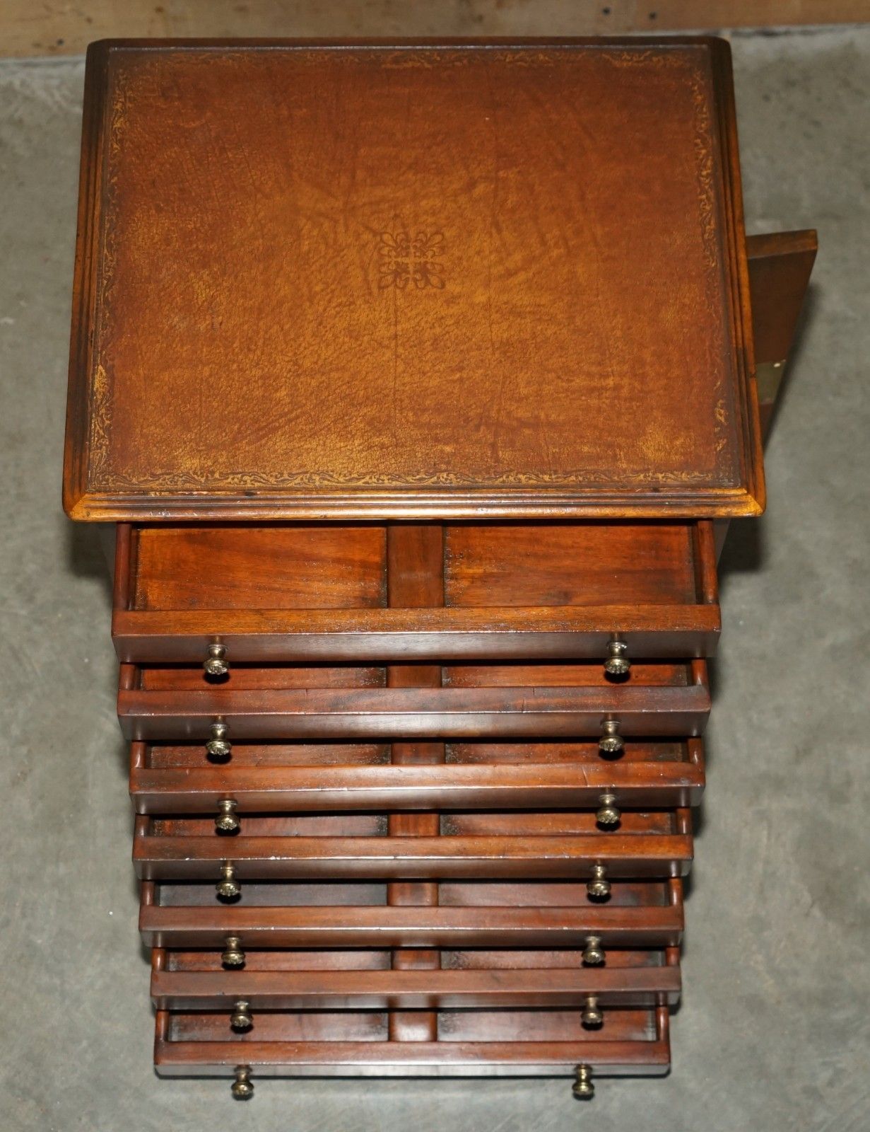 photo vinterior Unique Pair Of Lockable Theodore Alexander Nightstand Collectors Drawers Tables