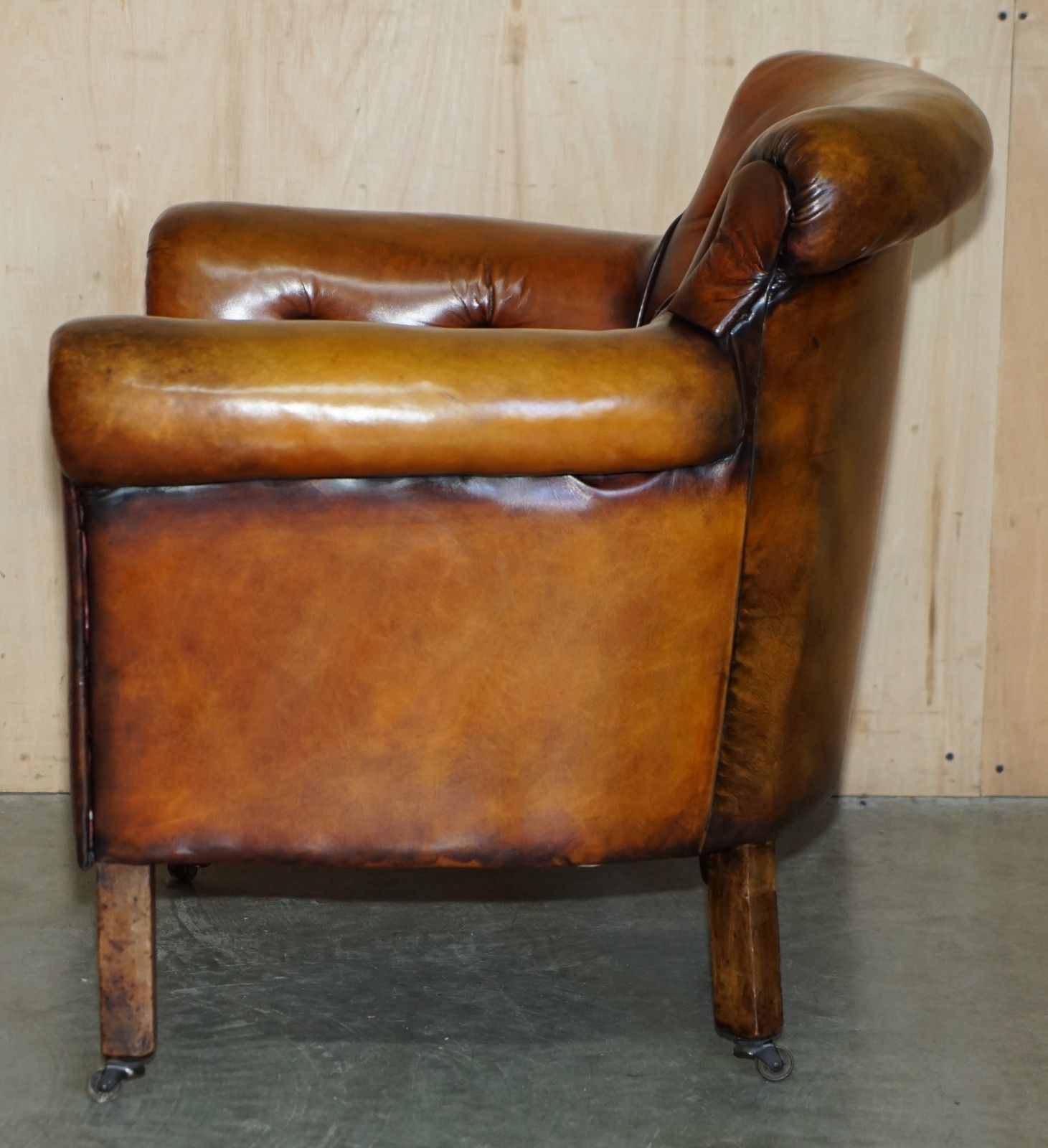 photo vintage Fully Restored Edwardian Chesterfield Hand Dyed Brown Leather Tub Club Armchair