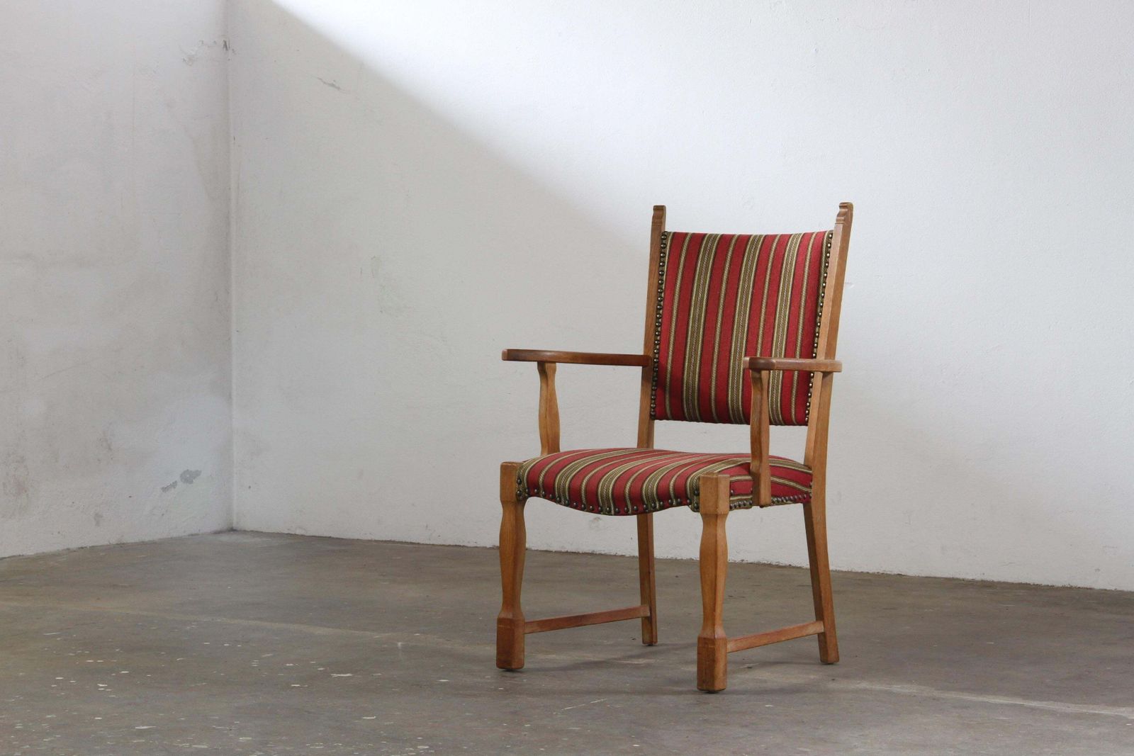 photo vintage Vintage Danish Brutalist Oak Armchair In The Style Of Henning Kjærnulf, 1960s