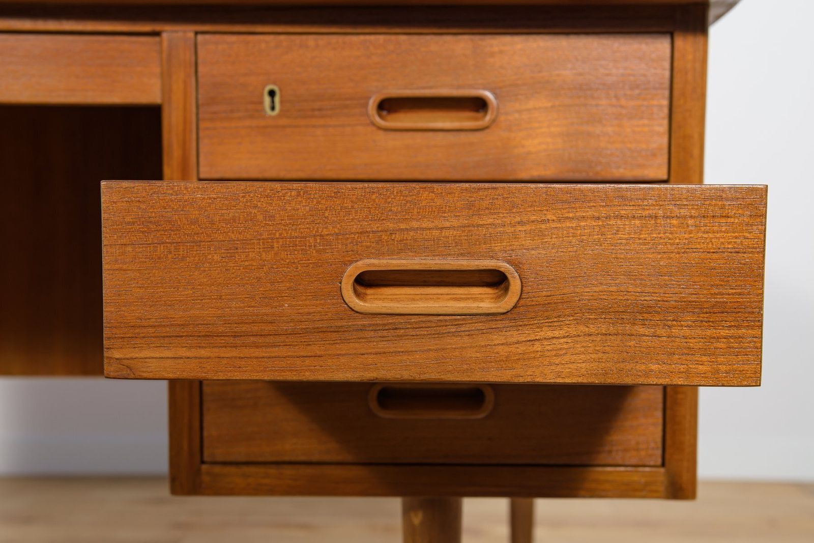 photo vintage Mid Century Modern Teak Desk From Edmund Jorgensen, Denmark, 1960s