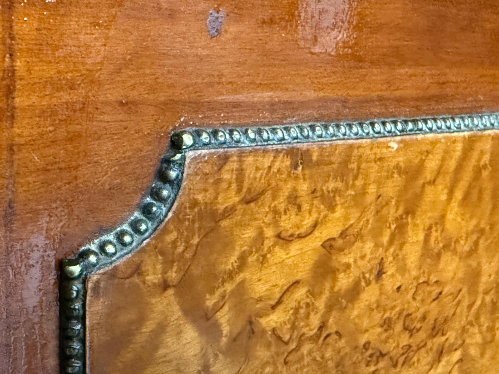 photo for sale Paire de tables de chevet françaises en acajou, tiroir, porte et crête en bronze