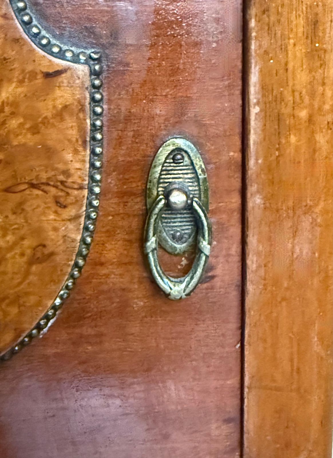 Mobilier Paire de tables de chevet françaises en acajou, tiroir, porte et crête en bronze photo