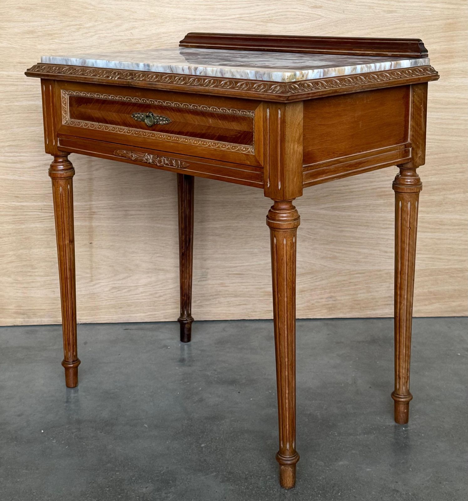 Tables de chevet françaises en bois sculpté, années 1940, lot de 2 photo buy