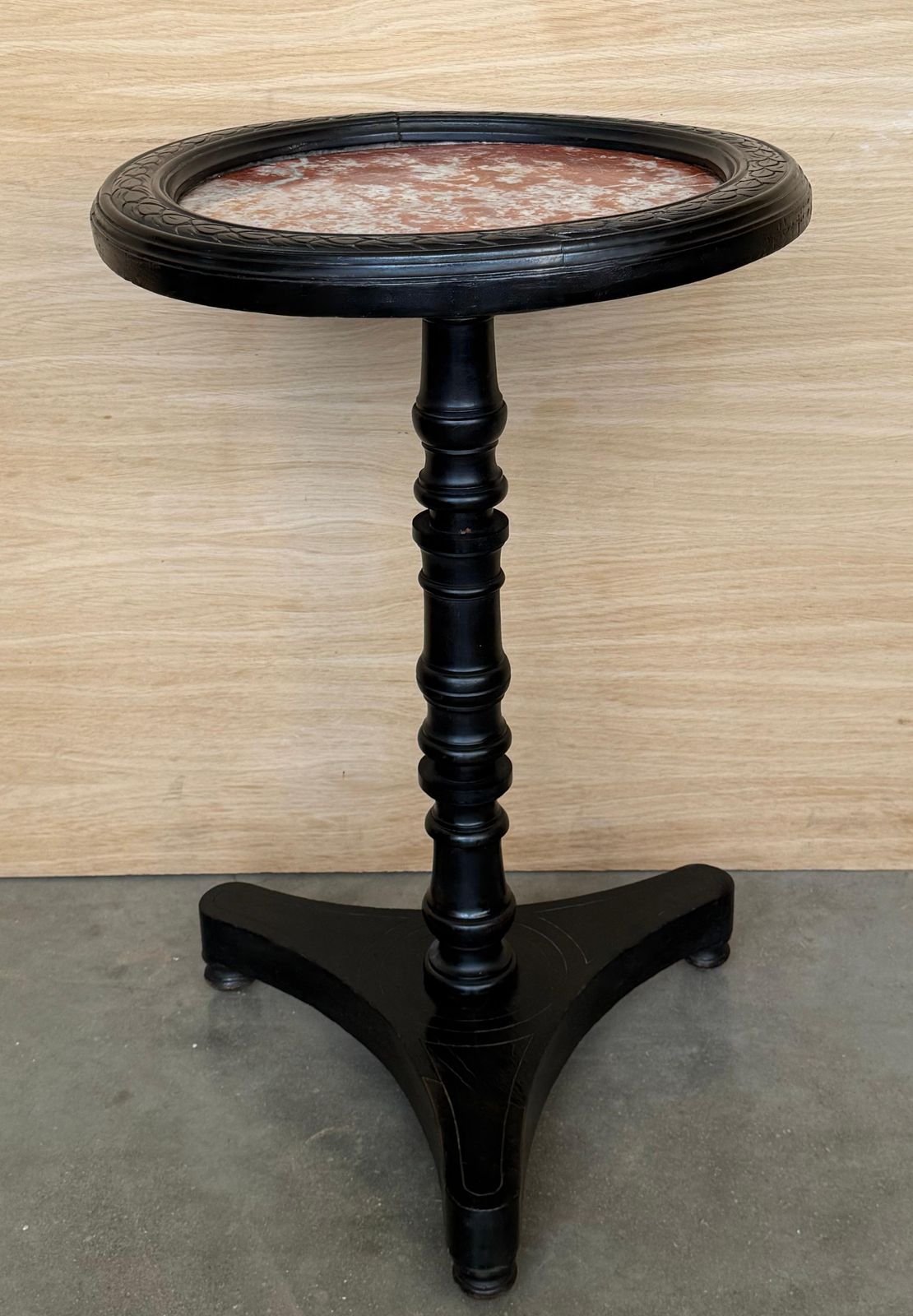 Table ronde début du XXe siècle à pied central en noyer ébénisé noir, plateau en marbre rose photo for sale