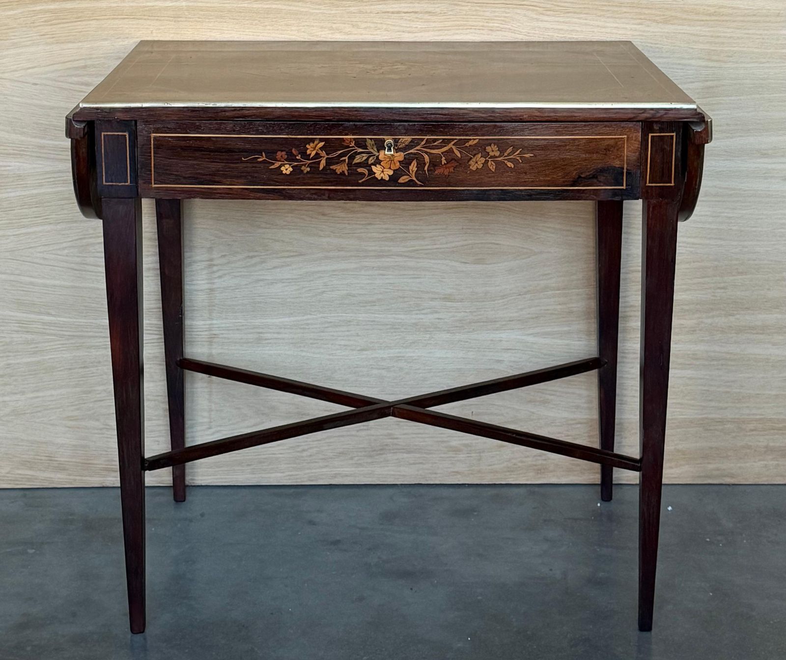 Bureau à abattants en noyer avec marqueterie, style classique italien photo for sale