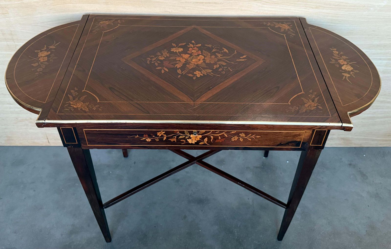 3230.0 Bureau à abattants en noyer avec marqueterie, style classique italien photo