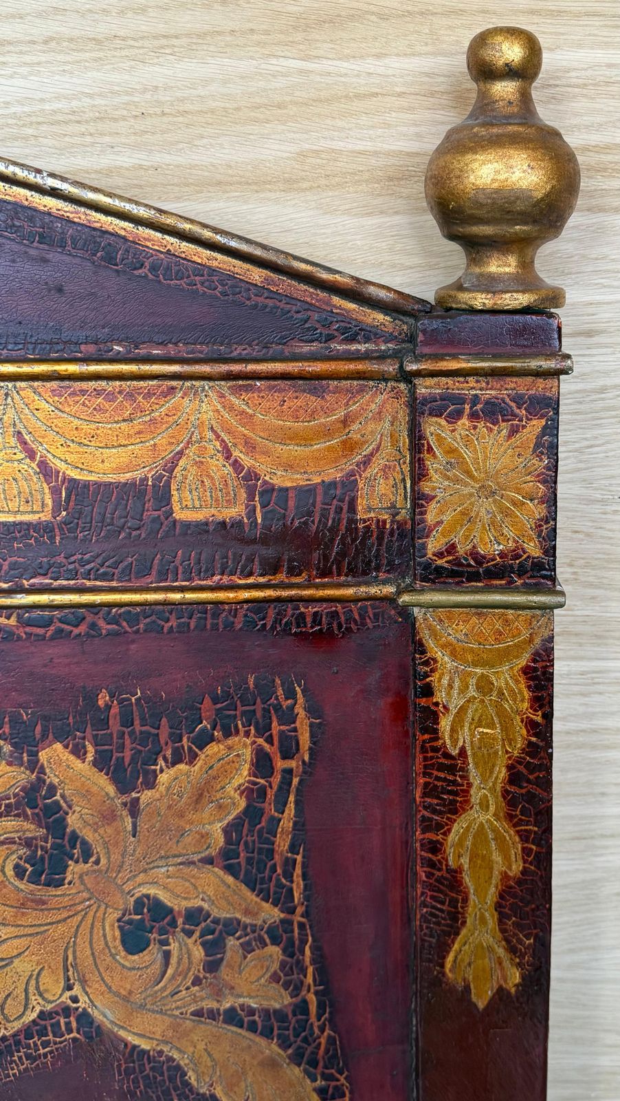 Tête de lit italienne polychrome en grenat et or, XIXe siècle photo Mobilier