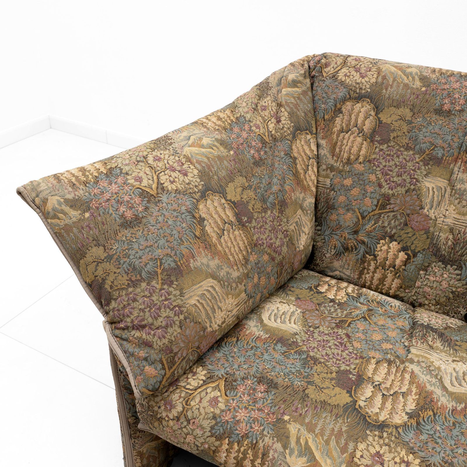 photo furniture Pair Of Jacquard Fabric Armchairs, Mario Bellini, "Le Stelle" B&B Italia, 1970