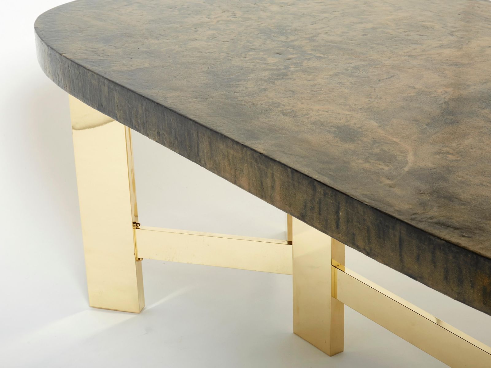 Table à manger brutaliste belge en résine et laiton, 1970 photo vintage