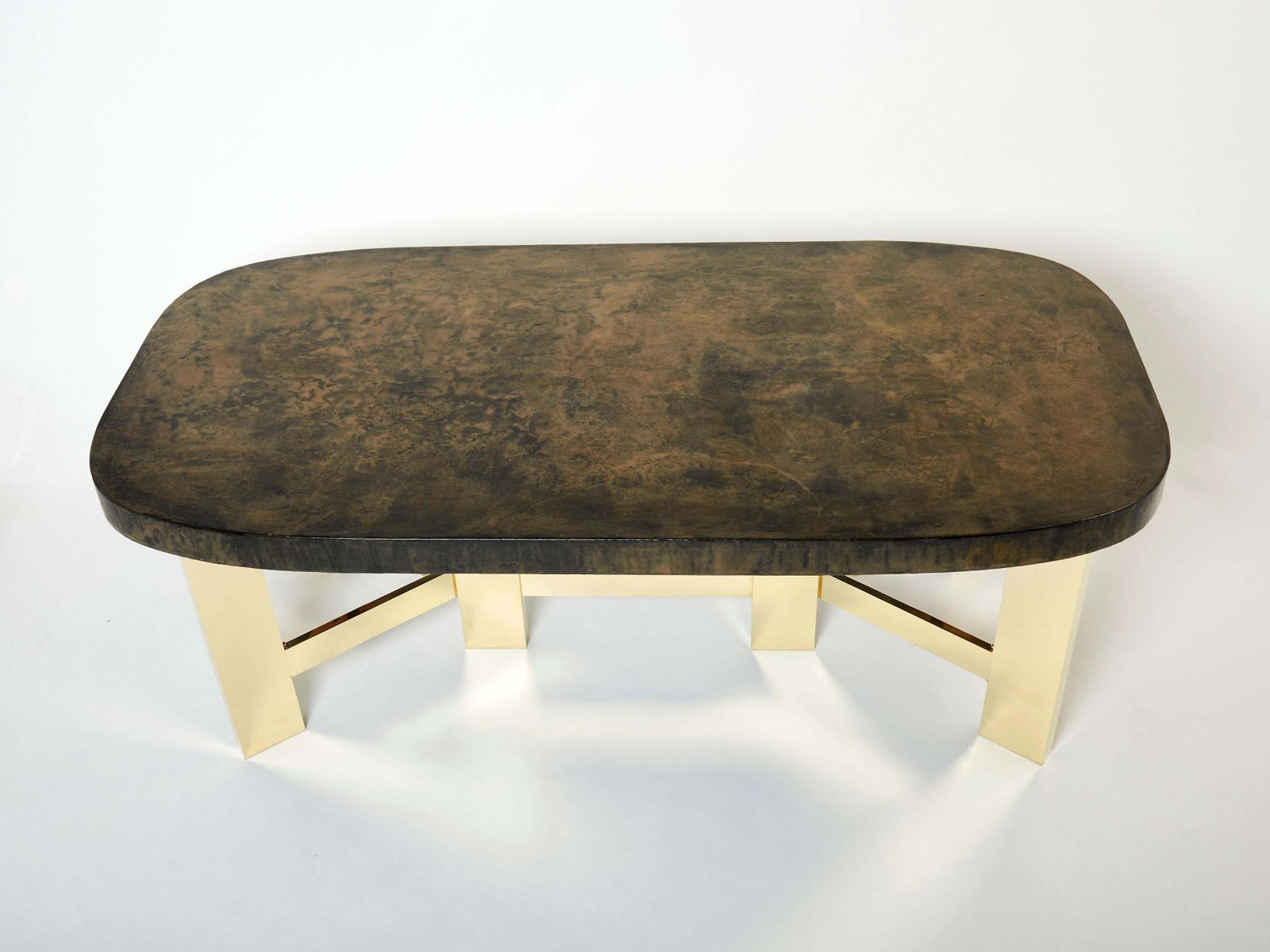 photo furniture Table à manger brutaliste belge en résine et laiton, 1970