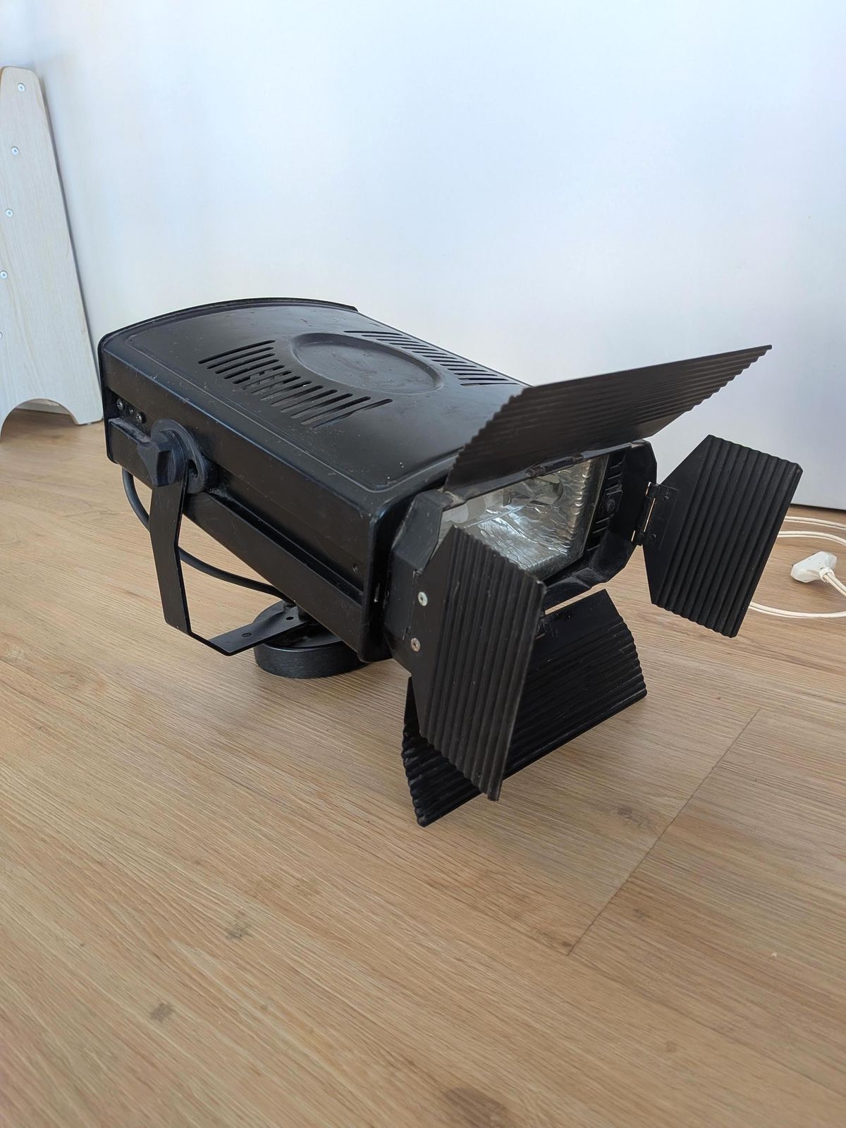 Fosnova Trial One 69 Vintage Stage Spotlight – Industrial Black Metal Theatre Light – 1980s Studio Lamp