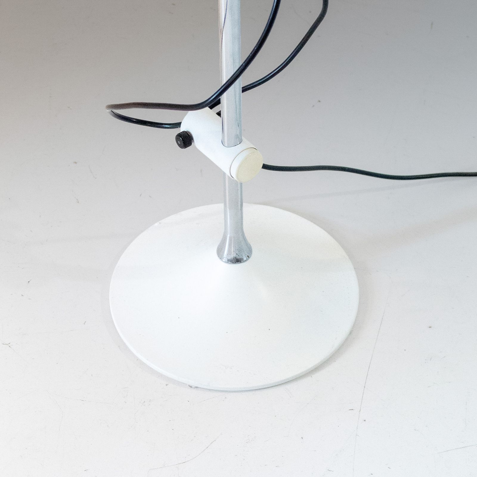 photo vinterior Mid Century Modern White Metal Floor Lamp By Elio Martinelli, 1970s