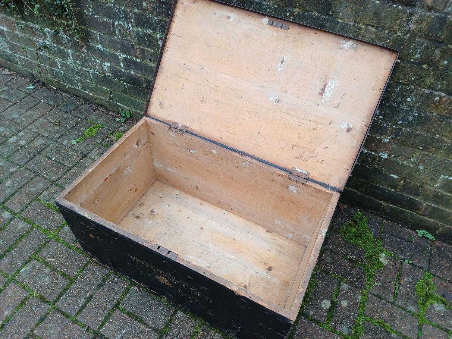 photo vintage Antique Painted Pine Military Trunk Winterhauder Sussex Regiment Travel Chest Storage Box Coffee Table Vintage Ww1 Style