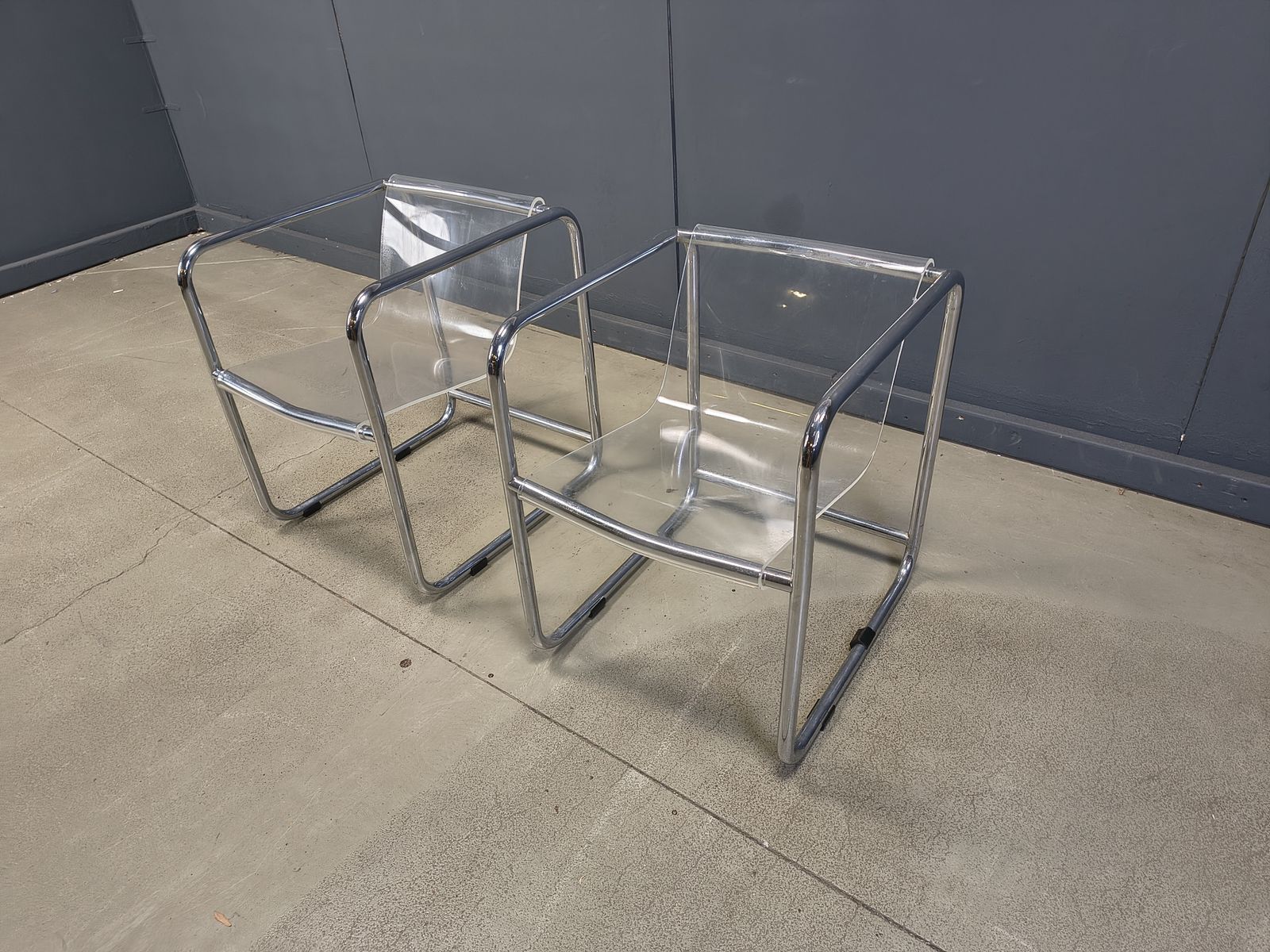 photo furniture Pair Of Plexiglass And Tubular Chrome Armchairs, 1970s