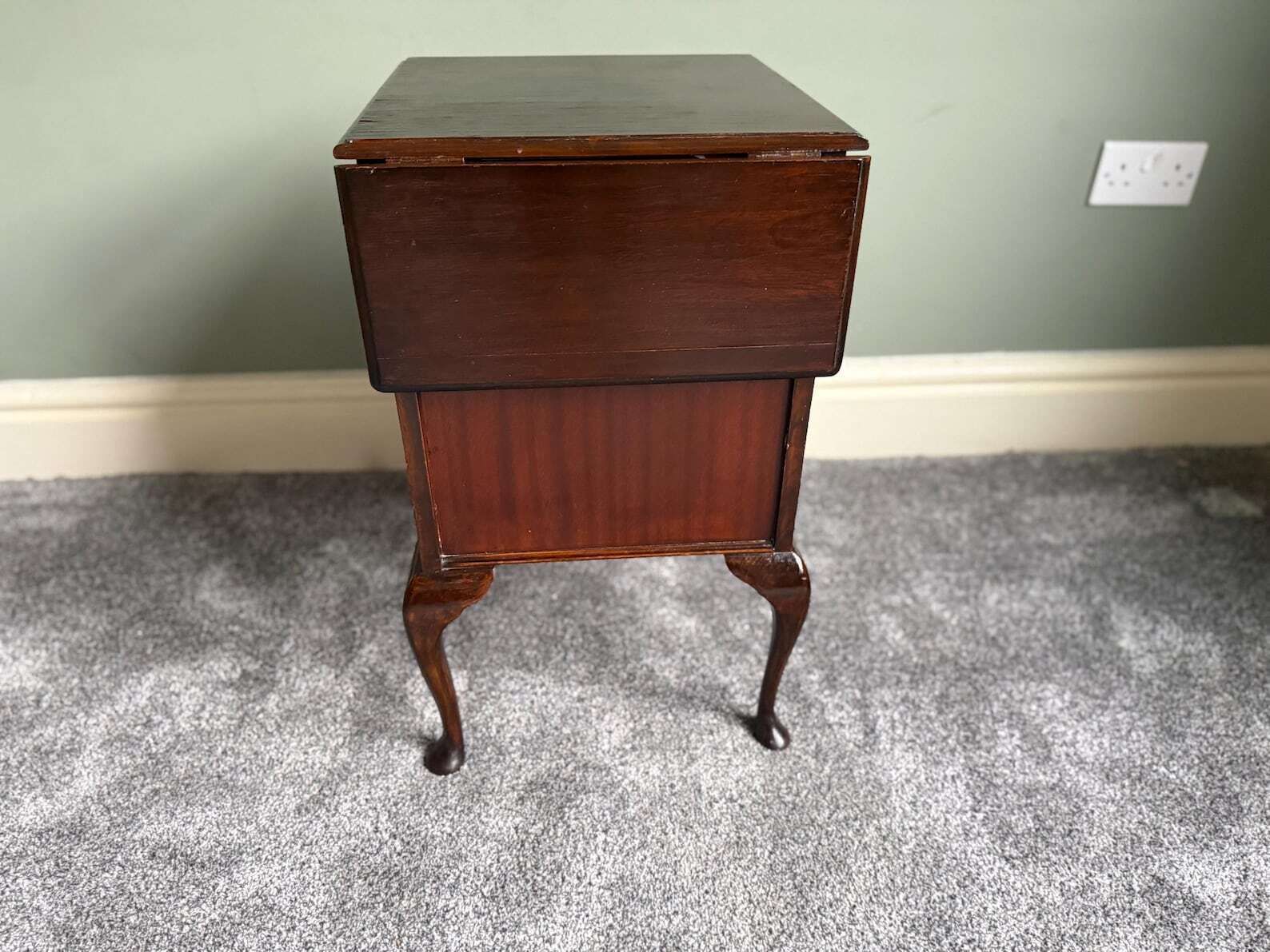 photo vintage Vintage Solid Oak Folding Drop Leaf Table Antique Bedside Table Drop Leaf Occasional Side Table