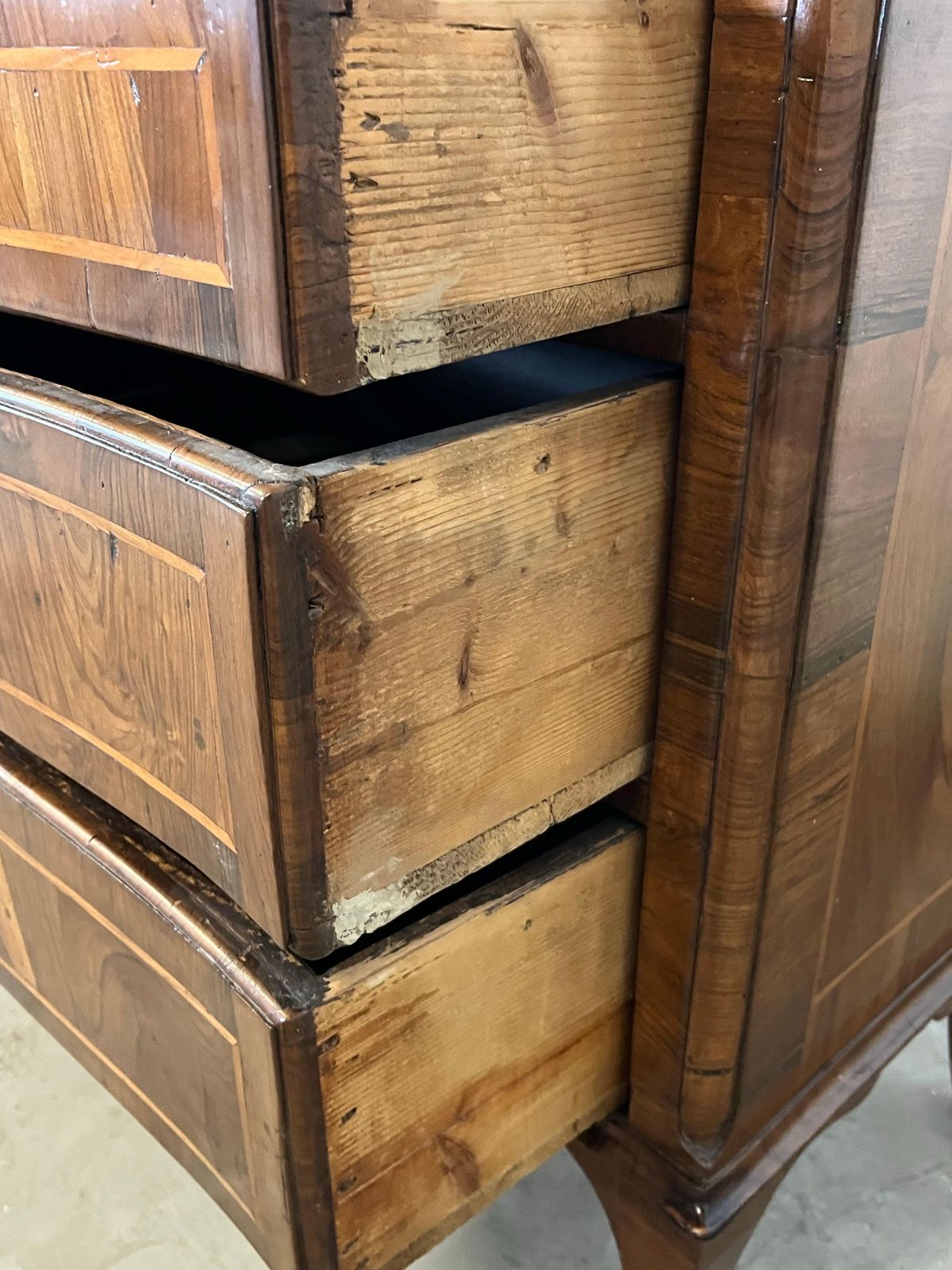 photo vinterior Italian Walnut Louis XV Chest Of Drawers, Commode With Burl Veneer