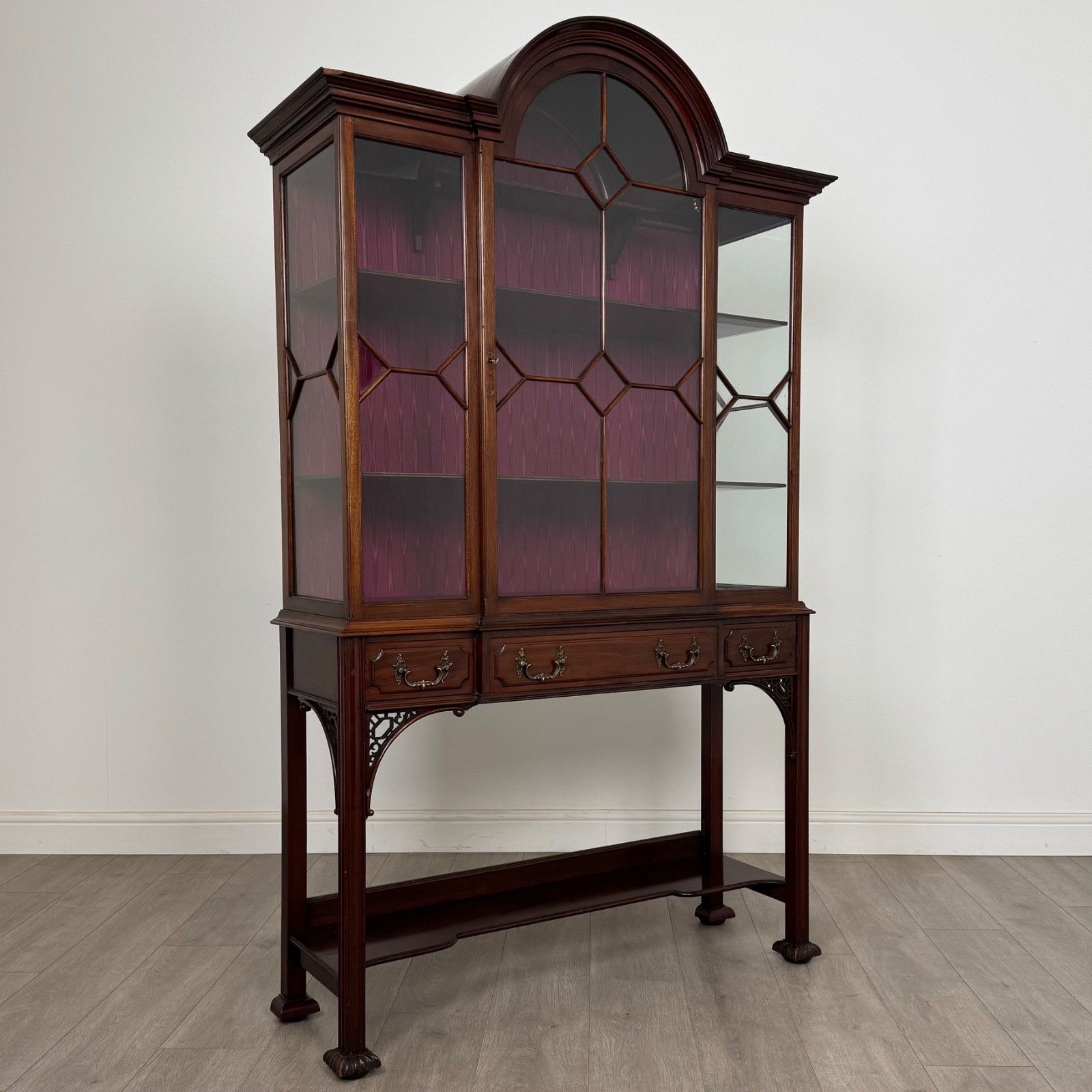 photo furniture Antique 20th Century Chippendale Style Cabinet In Mahogany ( Af 5305 )