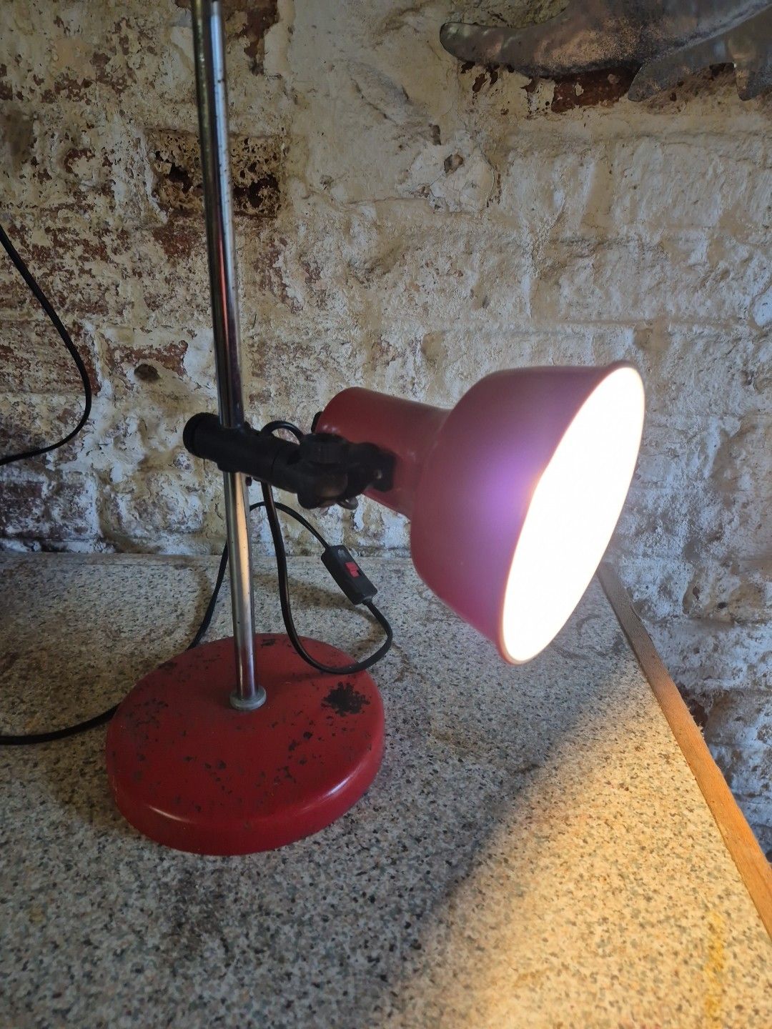 photo vintage 1980's Adjustable Metal Red Desk Lamp By Moda Of Denmark