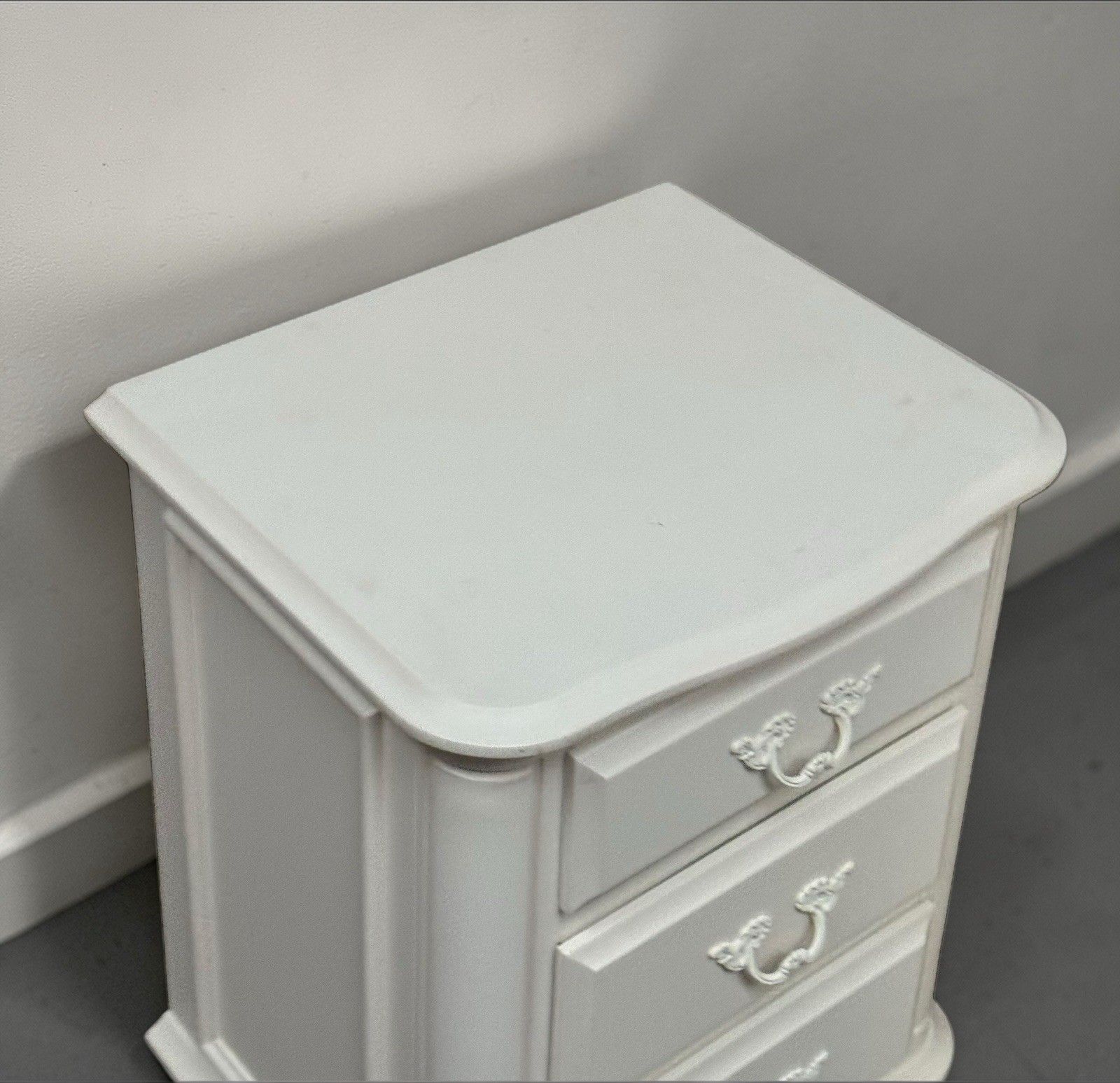 photo vinterior Pair Of Laura Ashley Provençale Dove Grey Bedside Chest Of Drawers Rococo Style