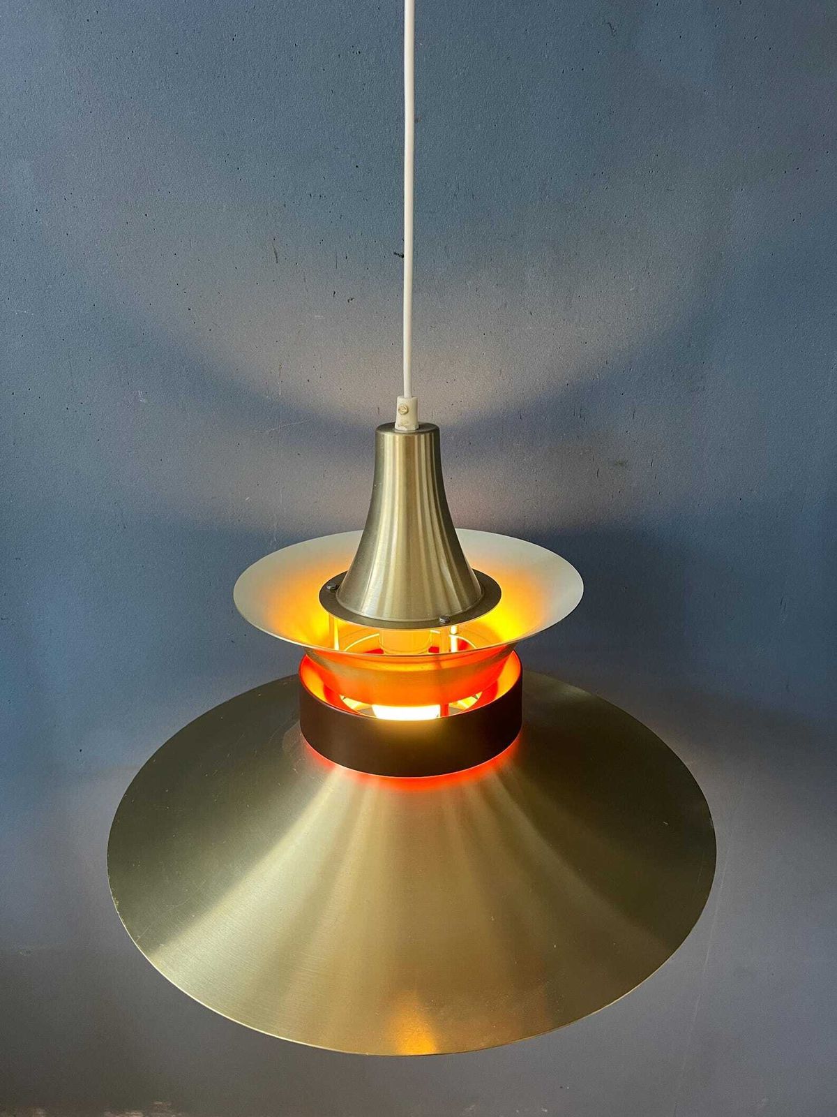 Grote Vliegende Schotel Ufo Hanglamp Met Oranje Licht photo for sale