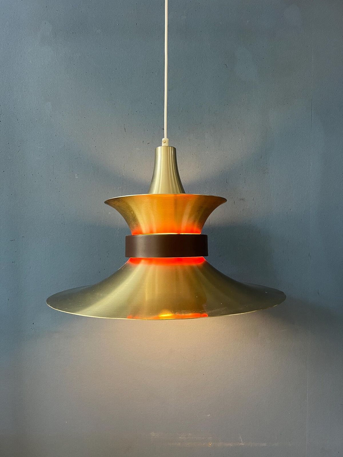 Grote Vliegende Schotel Ufo Hanglamp Met Oranje Licht photo 430.0