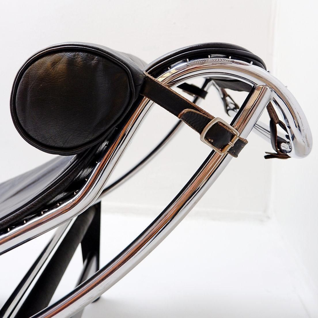 photo vintage Lc4 Chaise Longue By Le Corbusier, Perriand, Steel & Leather, Vintage