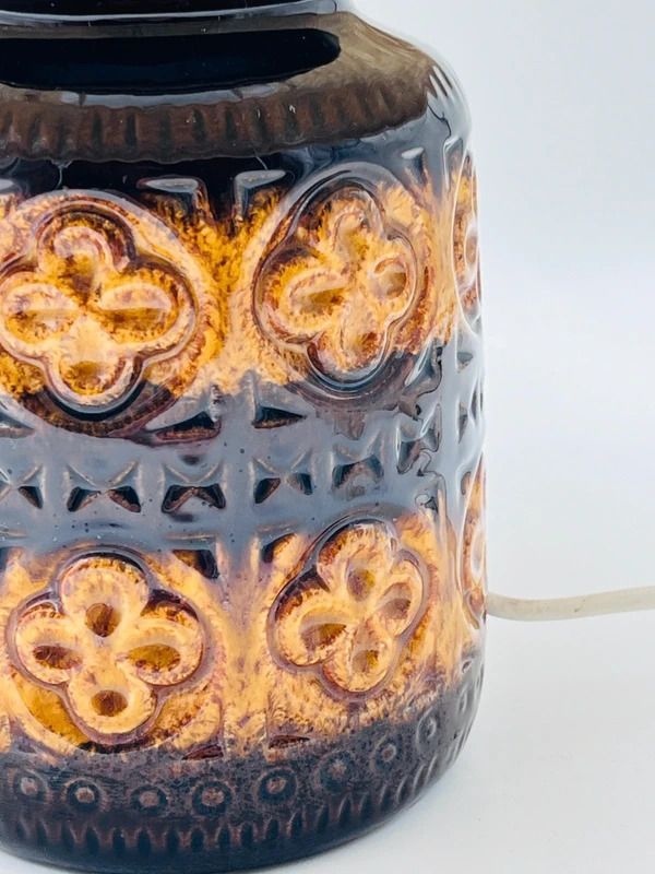 Vintage Keramieken Reliëflamp Met Wollen Lampenkap photo Verlichting