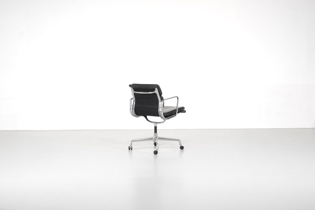 Armchair Soft Pad Chair " Ea 207 " Charles Ray Eames, USA 1969. photo furniture