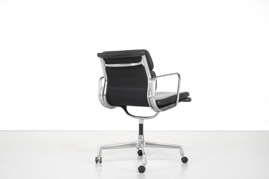 Armchair Soft Pad Chair " Ea 207 " Charles Ray Eames, USA 1969. photo Furniture
