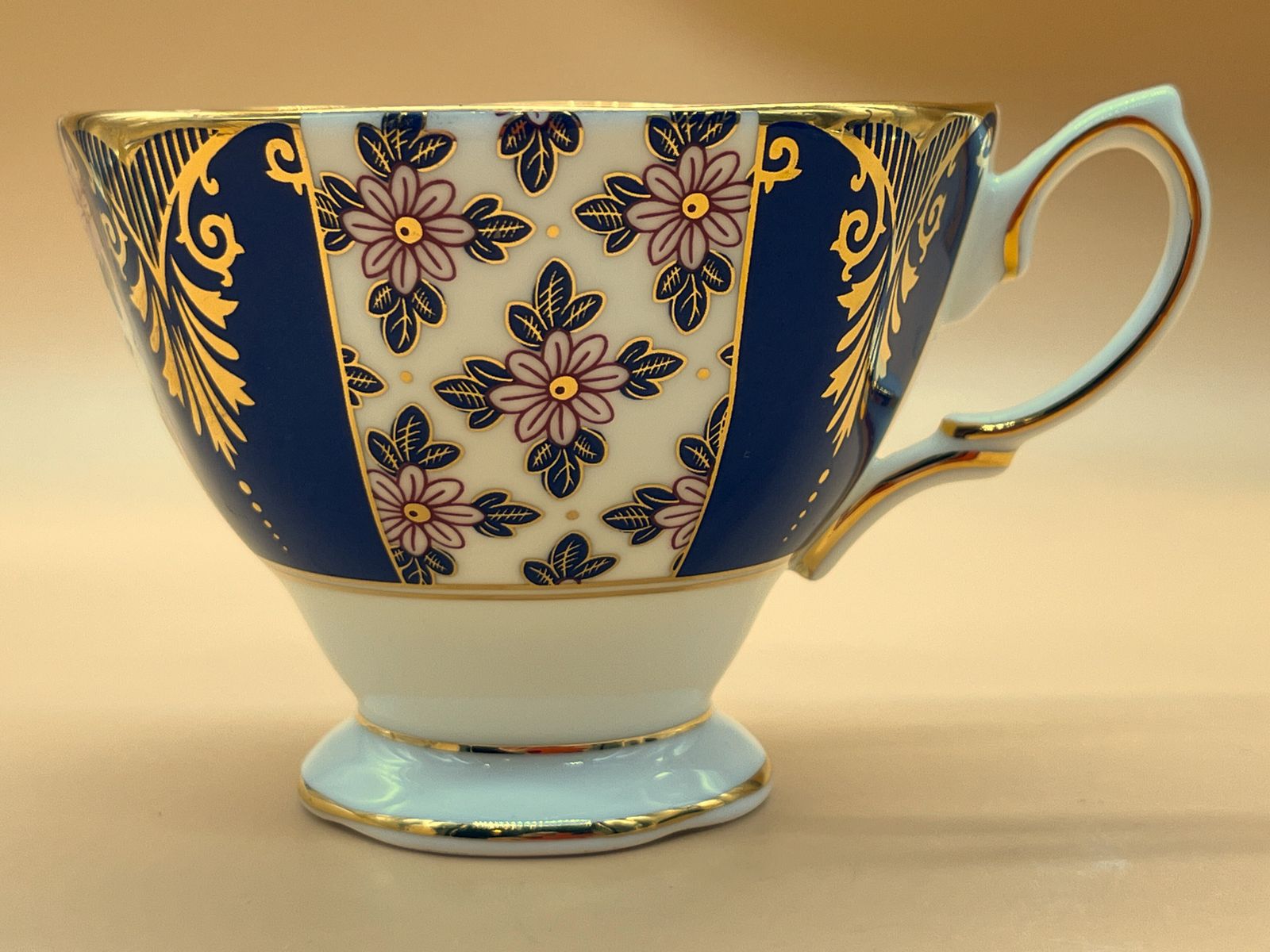 Royal Albert China 100 Years Regency Blue Design Tea Cup And Saucer Duo. photo vinterior