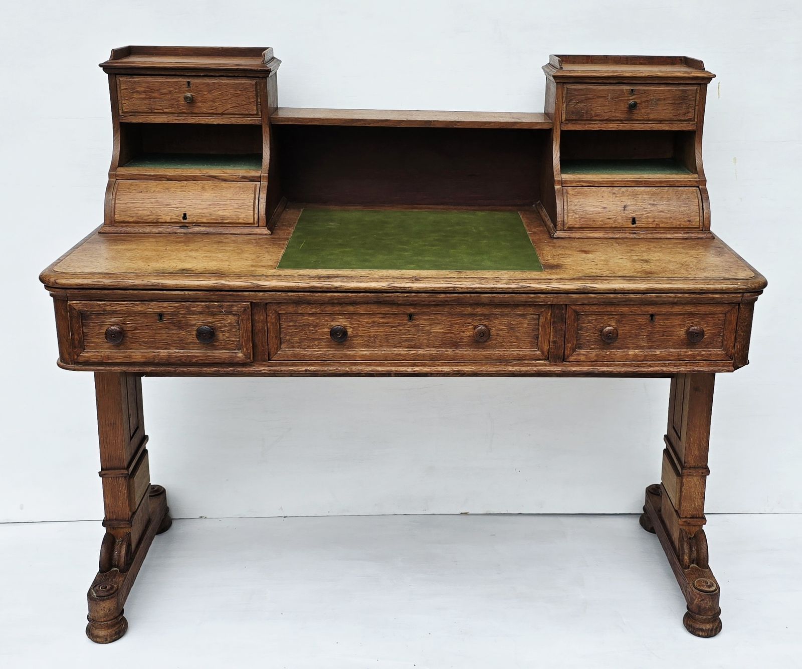 An Antique Carved Oak Clerk's Desk, Mid 19th Century. photo vinterior