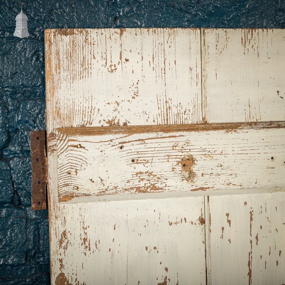 photo vinterior Plank & Ledge Door, White Painted Beadboard
