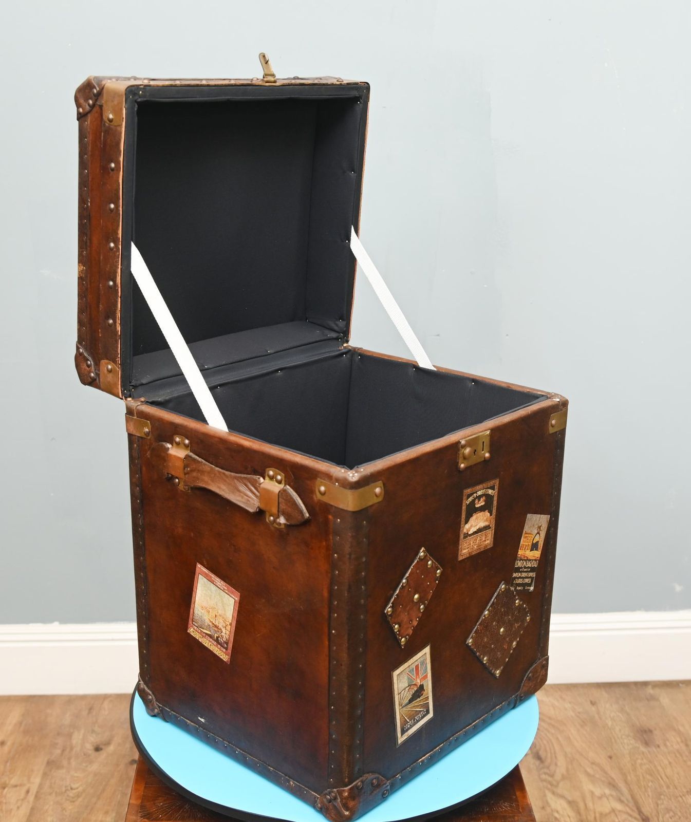Leather Steamer Trunk Case Vintage Side Table. photo 850.0