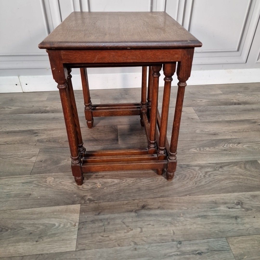 photo vintage Antique Nesting Tables Oak Turned Legs Wooden Vintage Retro Side Lamp Nest