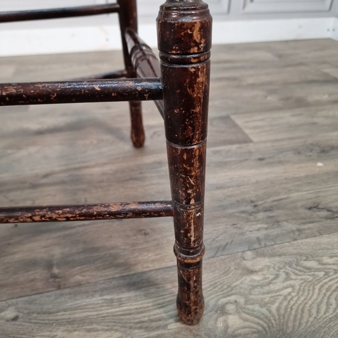photo vintage Antique Cane Bedroom Chair Carved Crest Victorian Dining Hall Seat Wooden