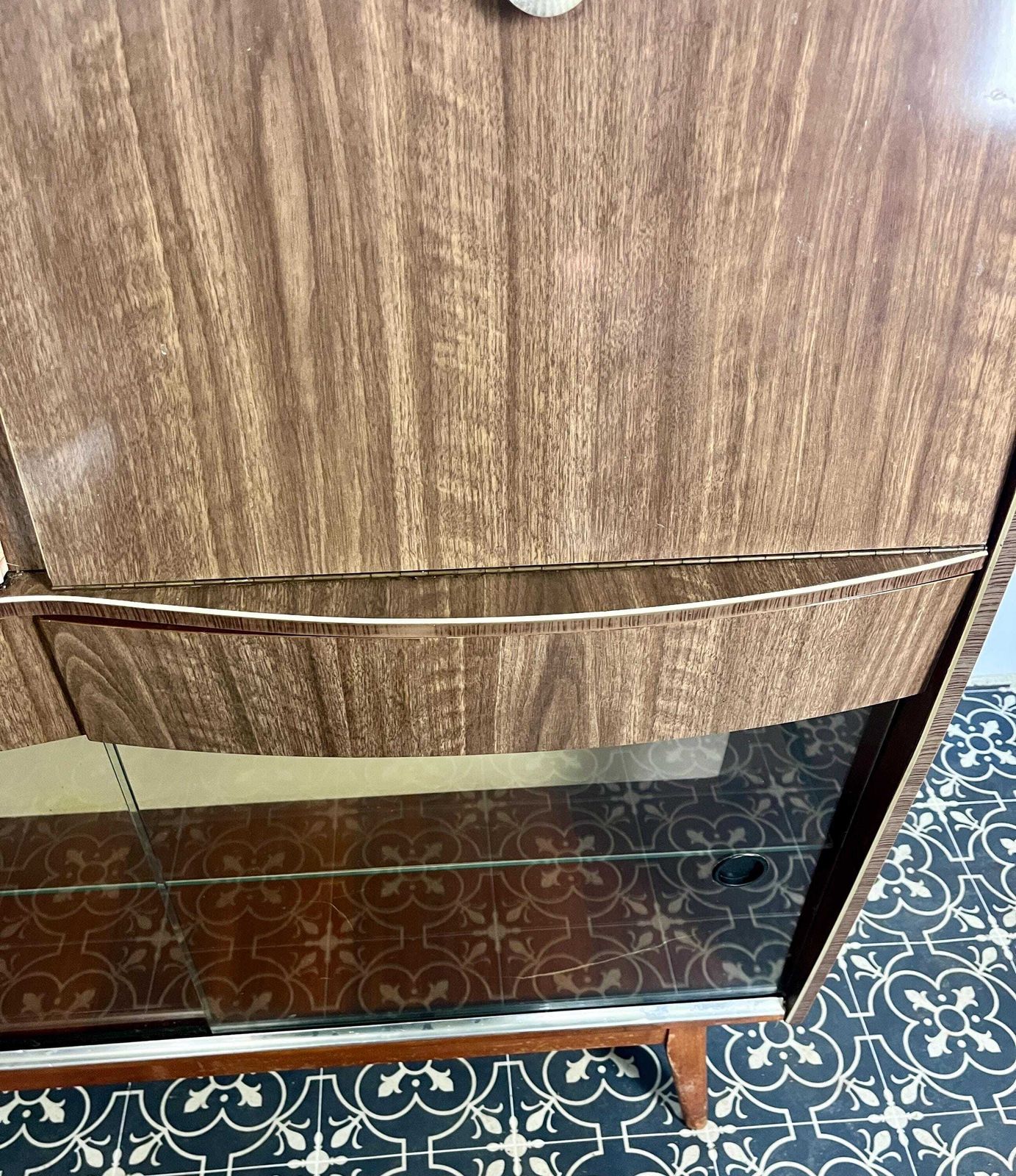 photo vintage Retro 1960’s Mid Century Writing Desk And Vintage Cocktail Drinks Cabinet