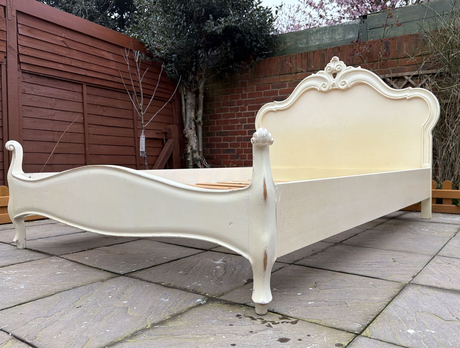 photo vintage Gorgeous French Antique Leaf Style Double Bed Frame – Great Condition