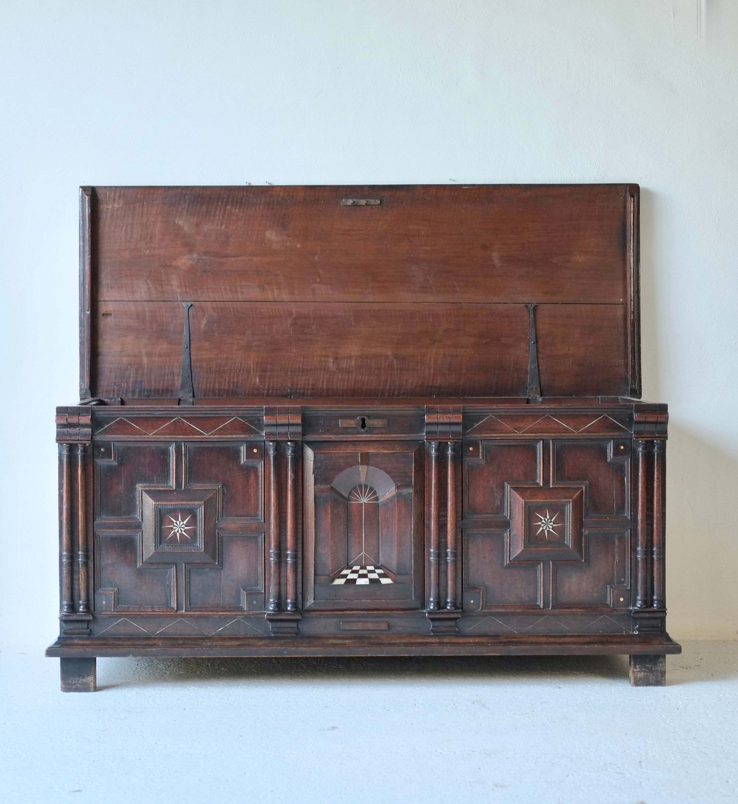 Charles II Anglo Dutch Coffer, 1600s photo vinterior