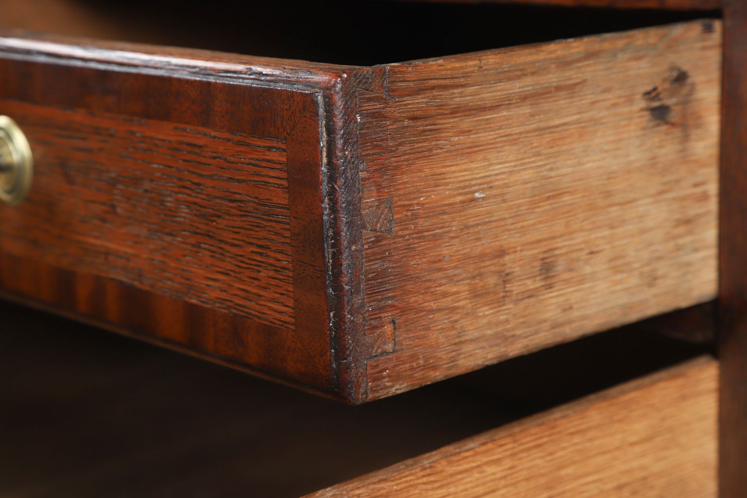 photo vintage Small Antique English Oak & Mahogany Cross Banded Bachelor’s Chest Of Drawers (Circa 1780)