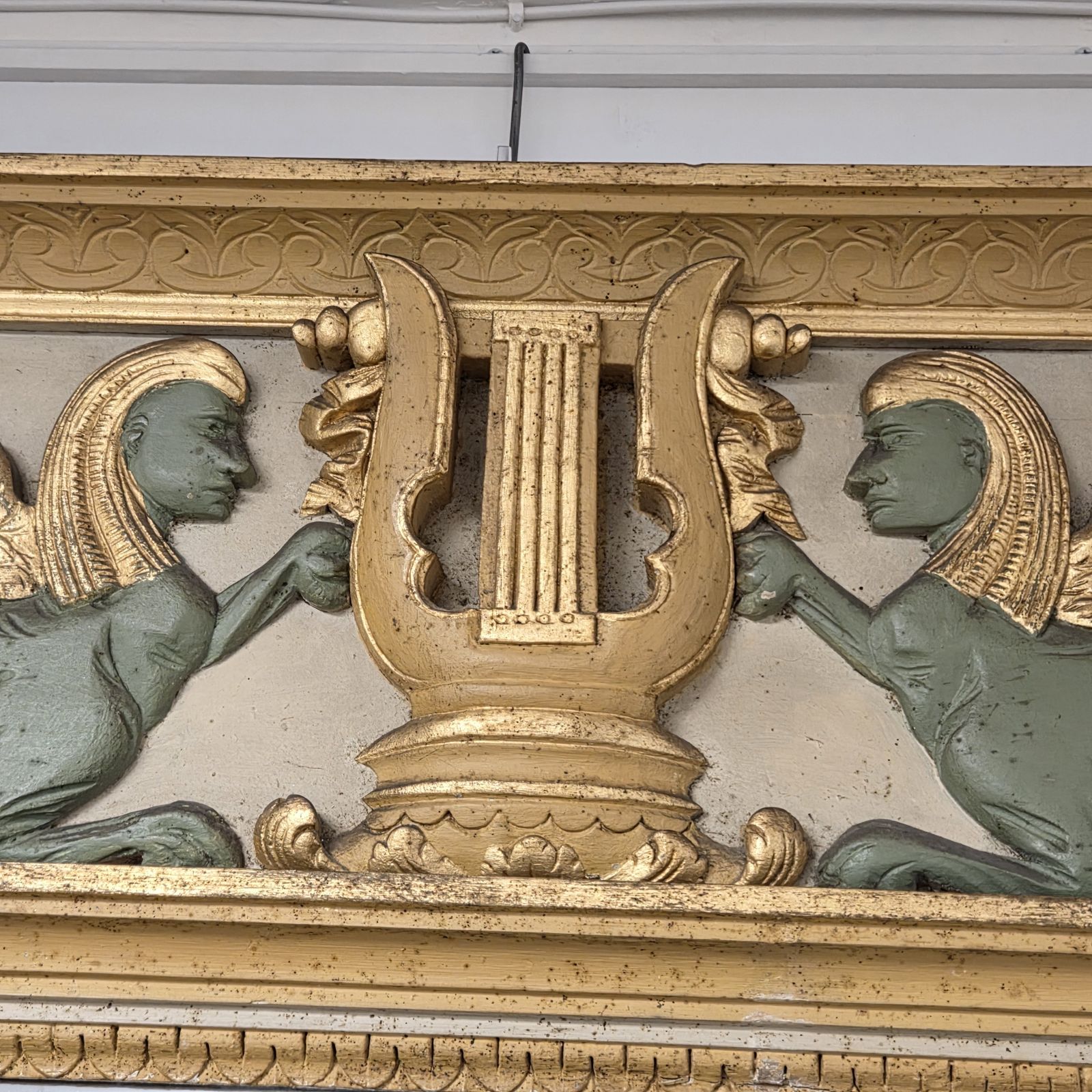 photo furniture Grand trumeau de style Directoire aux sphinx ailés, bois doré et peint, fin du XIXe siècle