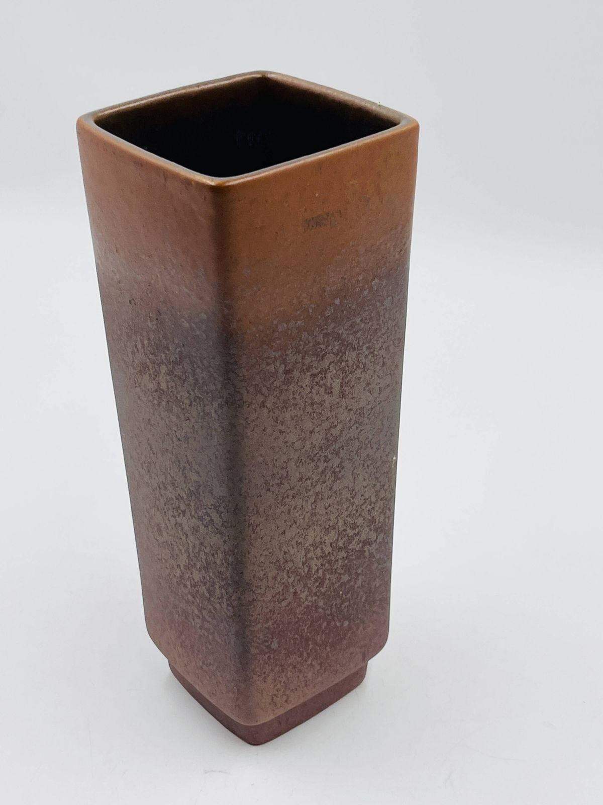 Woonaccessoires Strelha Vaas  Oker Bruin  Architectonisch Keramiek photo