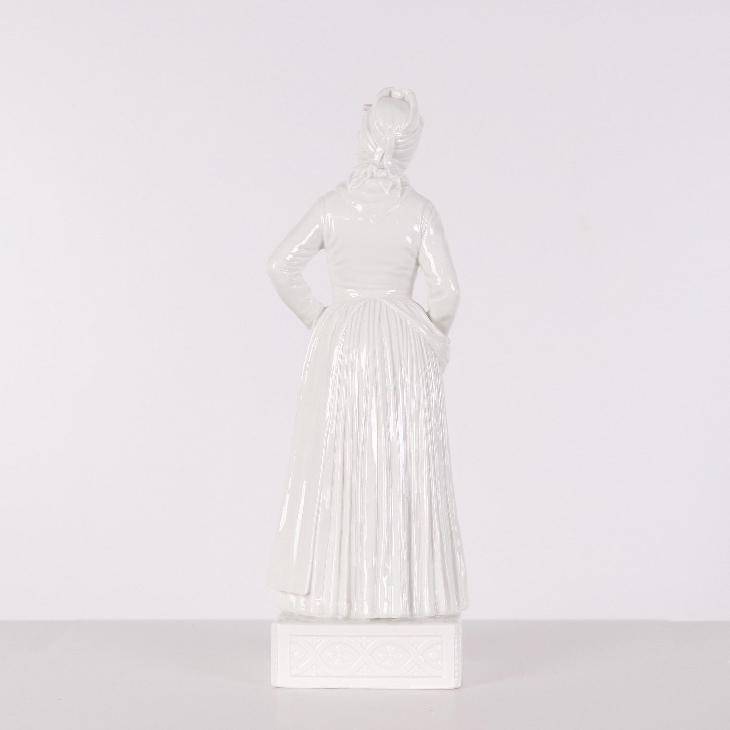 Porcelain Figurine – Chef's Uniform, Amager – Carl Martin Hansen – Royal Copenhagen photo Home Decor