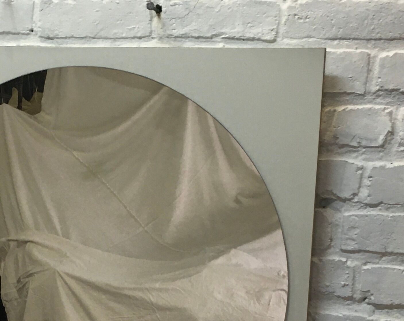 Ronde Spiegel Op Gelamineerde Achterplaat photo furniture