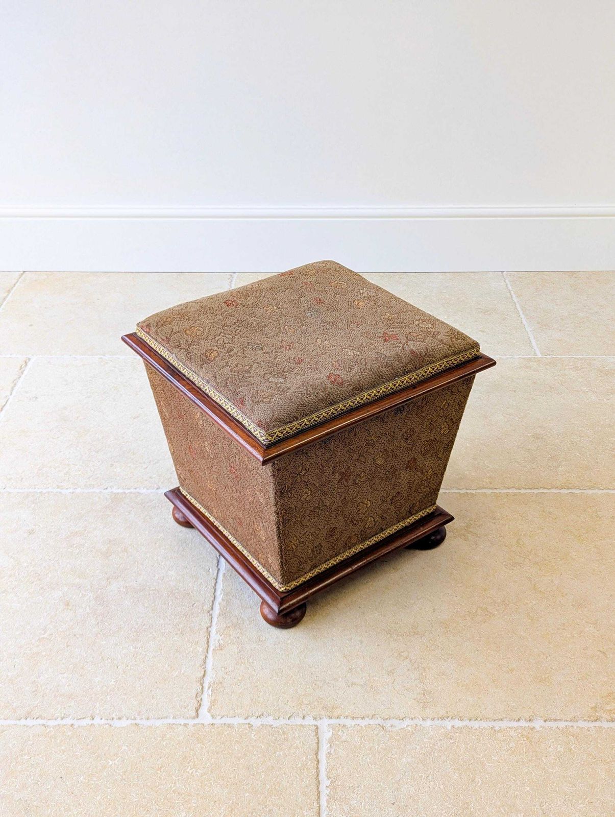 photo vinterior Antique Victorian Mahogany Upholstered Ottoman