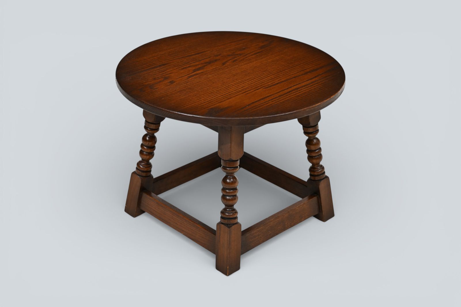 photo furniture Old Charm Oak Round Side Coffee Table Tudor Brown Model 1976 Free Uk Delivery*