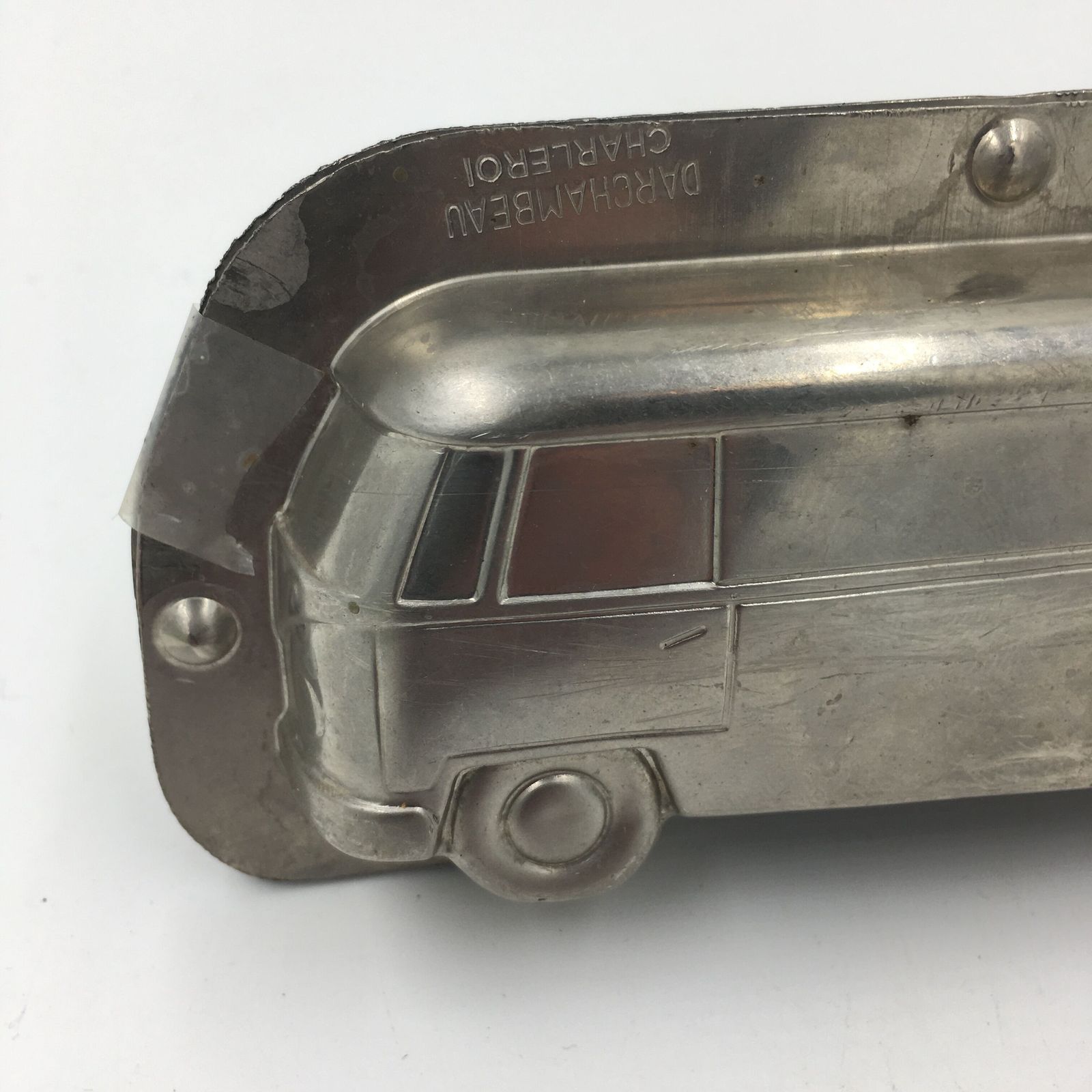 Mal Voor Chocolade In De Vorm Van Een Volkswagen V1 photo vinterior