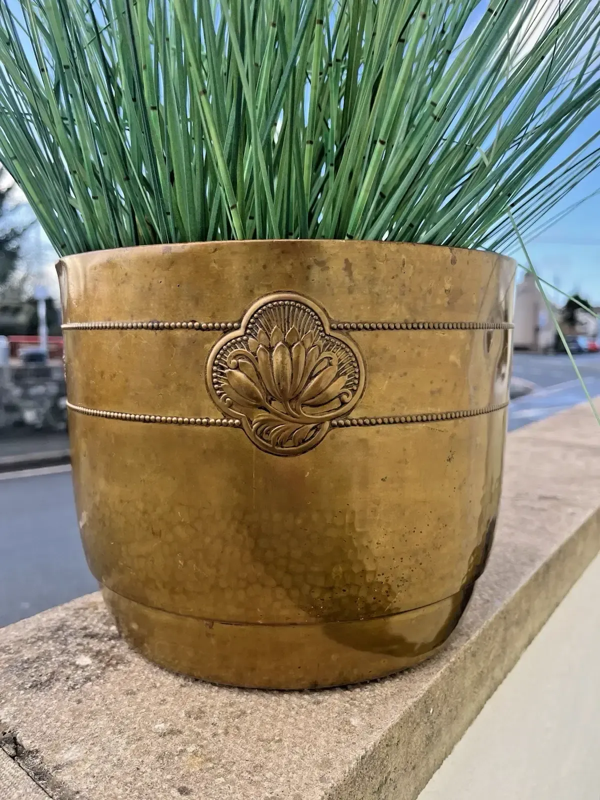 photo vintage Antique Art Nouveau Lotus Flower Planished Brass Jardiniere Planter Plant Pot